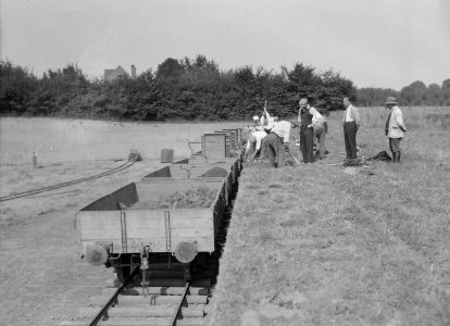 Grasvlaktes, arbeiders, rails, wagons, Bestanddeelnr 253-6618
