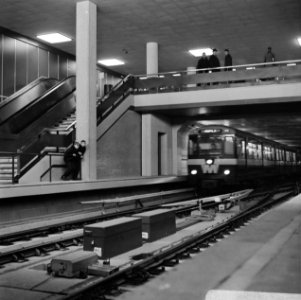 Gratis in metro in Rotterdam. Drukte op het Beursstation. Oefening bij de kaartj, Bestanddeelnr 920-9628
