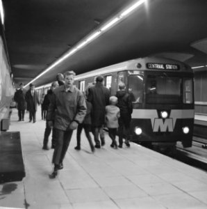 Gratis in metro in Rotterdam. Drukte op het Beursstation. Beursstation, Bestanddeelnr 920-9640