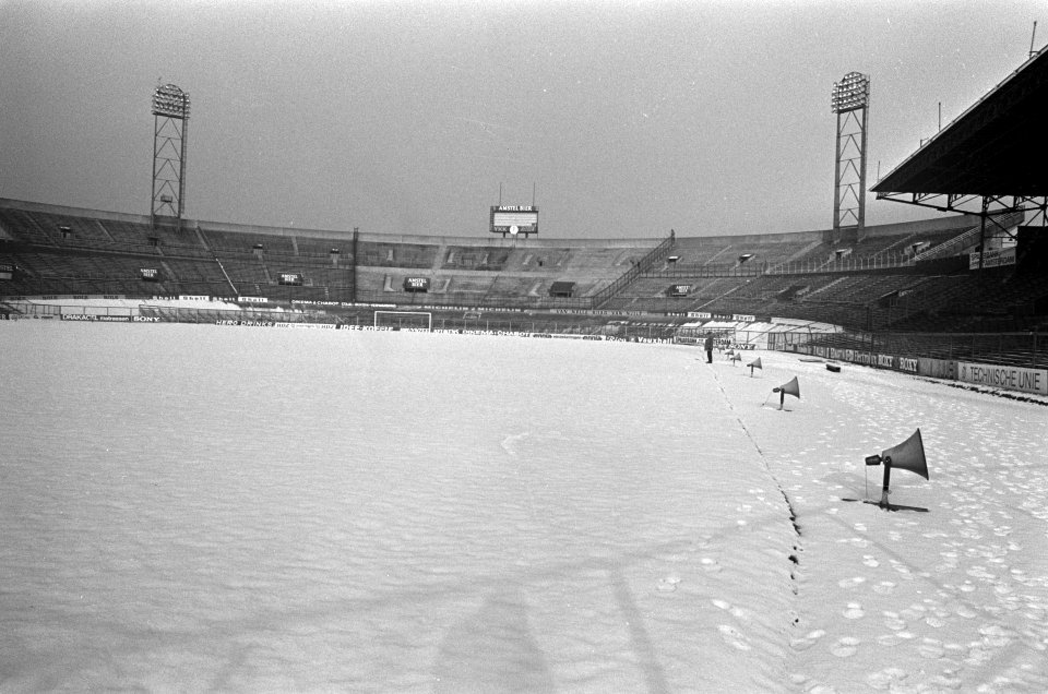 Grasmast Olympisch Stadion Amsterdam bedekt met dikke laag sneeuw, Bestanddeelnr 928-4052