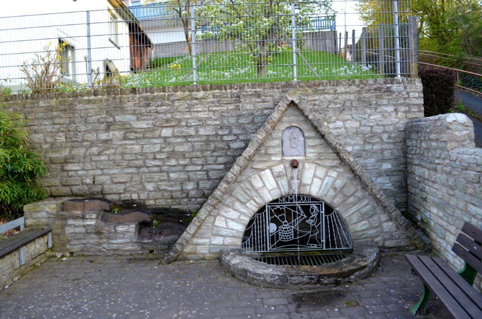 Haintchen, Freier Platz, Brunnen