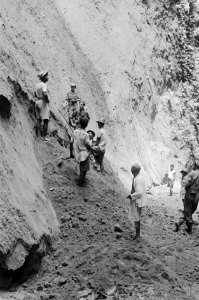 Gravers staan aan de rand van een zandheuvel in een kloof, Bestanddeelnr 3573