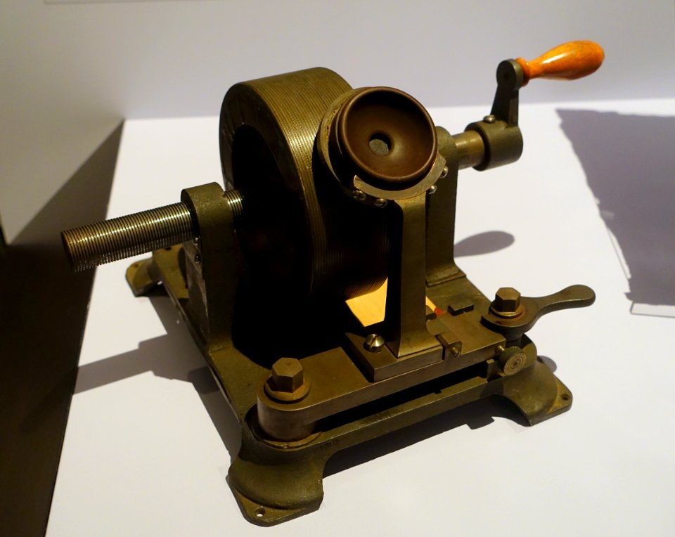 Graphophone with wax recording of Alexander Melville Bell, Alexander Graham Bell, deposited in October 1881 - National Museum of American History - DSC00104