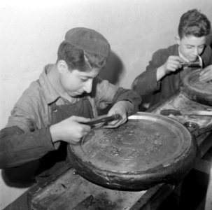 Graveren van een patroon in een koperen schaal, Bestanddeelnr 255-5932