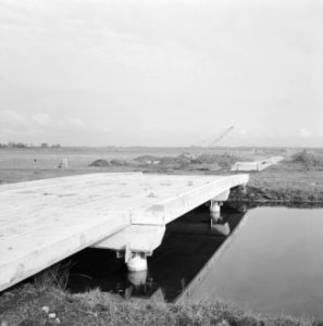 Graven en verbeteren van kanalen, aanleggen bruggen, bruggen, landbouw, werkzaam, Bestanddeelnr 160-0843