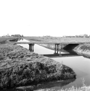 Graven en verbeteren van kanalen, aanleggen bruggen, bruggen, landbouw, noordpla, Bestanddeelnr 160-0841