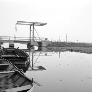 Graven en verbeteren van kanalen, aanleggen bruggen, bruggen, waterland, Broek, Bestanddeelnr 160-0865