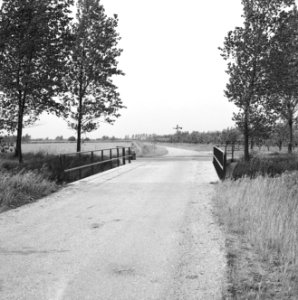 Graven en verbeteren van kanalen, aanleggen bruggen, bruggen, lek en linge, para, Bestanddeelnr 160-0828