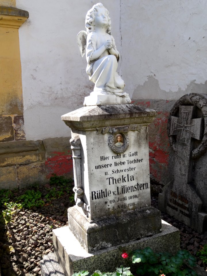 Grave stone church Bedheim 4