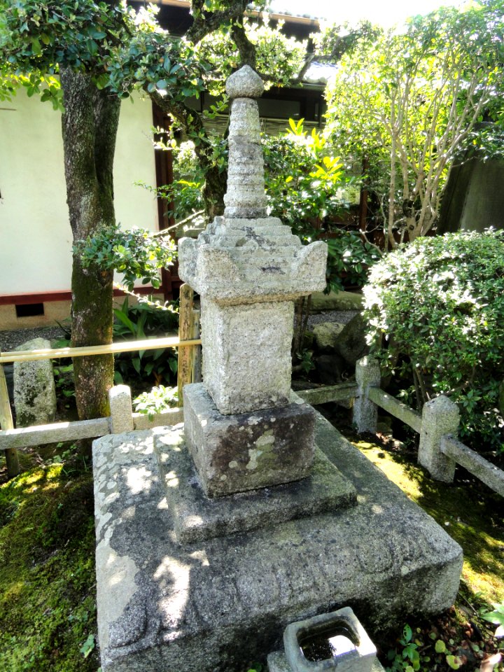 Grave of Minamoto no Yoshinaka - Gichuji - Otsu, Shiga - DSC06823