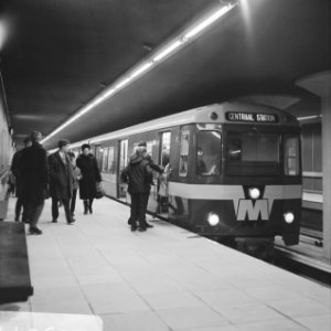 Gratis in metro in Rotterdam. Drukte op het Beursstation. Beursstation, Bestanddeelnr 920-9641