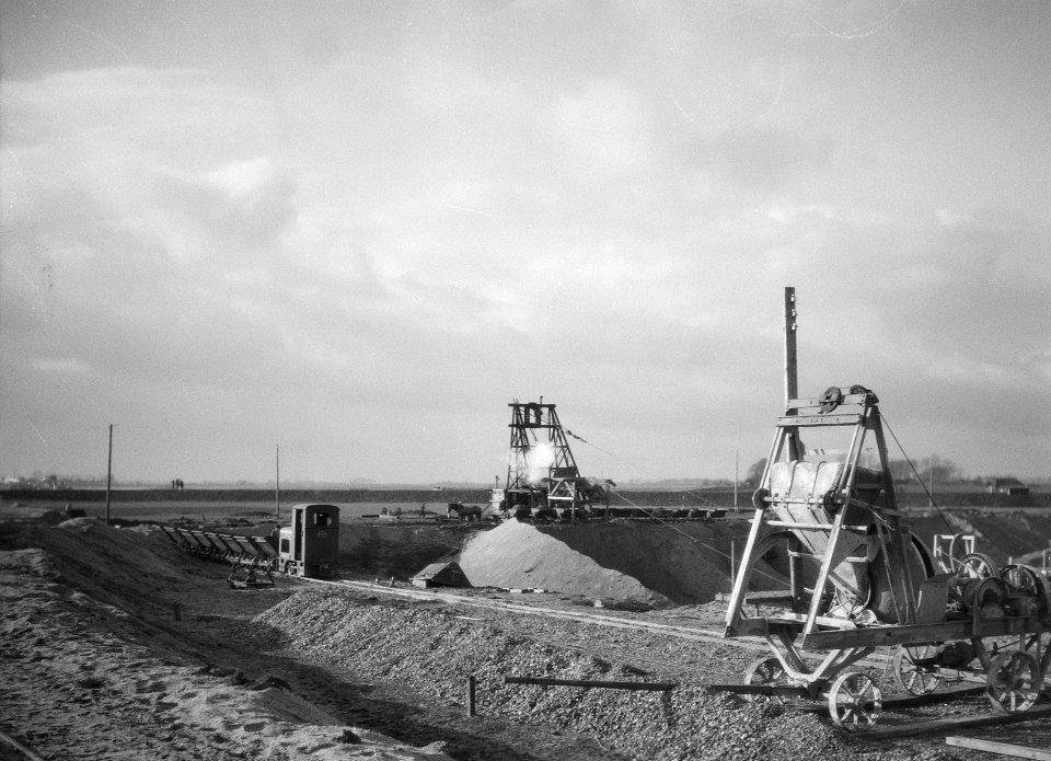 Graven en verbeteren kanalen, aanleggen bruggen, rails, kipkarren, Bestanddeelnr 253-6681