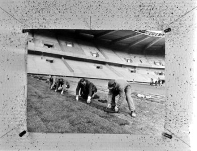 Grasmat wordt gelegd in Parc des Princes in Parijs, Bestanddeelnr 925-4988