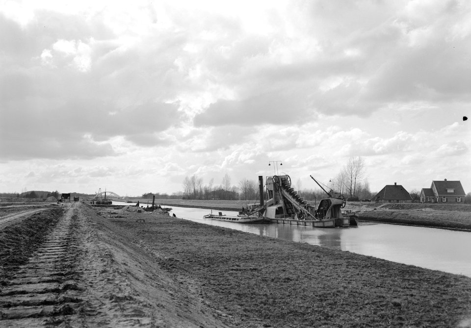 Graven en verbeteren van kanalen, aanleggen bruggen, baggeren, grote bree, Bestanddeelnr 160-0593