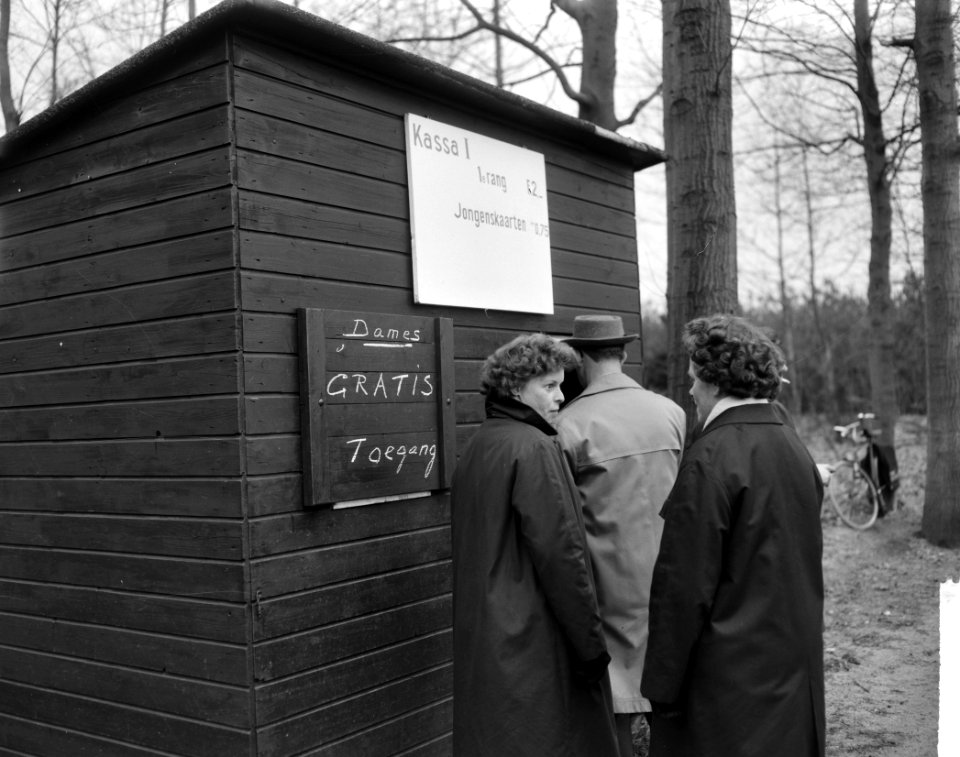 Gratis kijken bij de Graafschap , geen entree voor vrouwelijke toeschouwers, Bestanddeelnr 914-9882