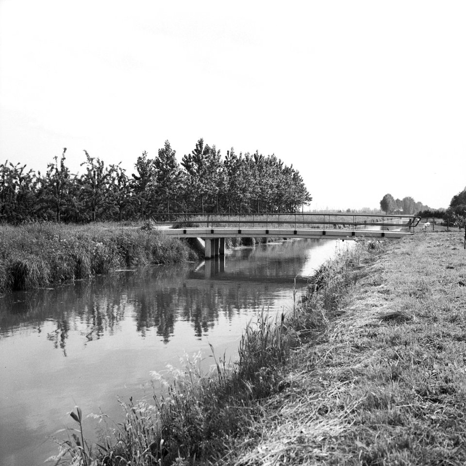 Graven en verbeteren van kanalen, aanleggen bruggen, bruggen, lek en linge, cule, Bestanddeelnr 160-0829