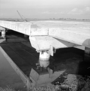 Graven en verbeteren van kanalen, aanleggen bruggen, bruggen, landbouw, werkzaam, Bestanddeelnr 160-0844