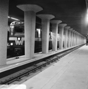 Gratis in metro in Rotterdam. Drukte op het Beursstation. Oefening bij de kaartj, Bestanddeelnr 920-9637