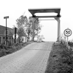 Graven en verbeteren van kanalen, aanleggen bruggen, bruggen, waterland, Broek, Bestanddeelnr 160-0869