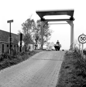 Graven en verbeteren van kanalen, aanleggen bruggen, bruggen, waterland, Broek, Bestanddeelnr 160-0867