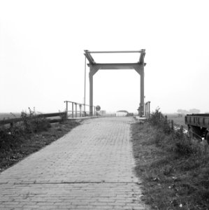 Graven en verbeteren van kanalen, aanleggen bruggen, bruggen, waterland, Broek, Bestanddeelnr 160-0866
