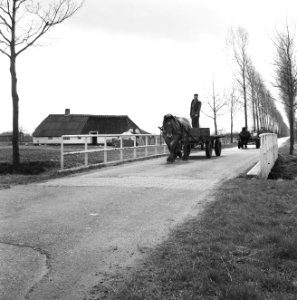 Graven en verbeteren van kanalen, aanleggen bruggen, bruggen, grote wetering, Bestanddeelnr 160-0818