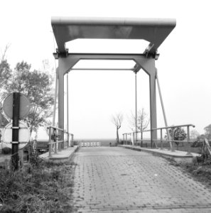 Graven en verbeteren van kanalen, aanleggen bruggen, bruggen, waterland, Broek, Bestanddeelnr 160-0870