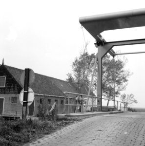 Graven en verbeteren van kanalen, aanleggen bruggen, bruggen, waterland, Broek, Bestanddeelnr 160-0864