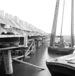 Graven en verbeteren van kanalen, aanleggen bruggen, beton, werkzaamheden, bekis, Bestanddeelnr 160-0884