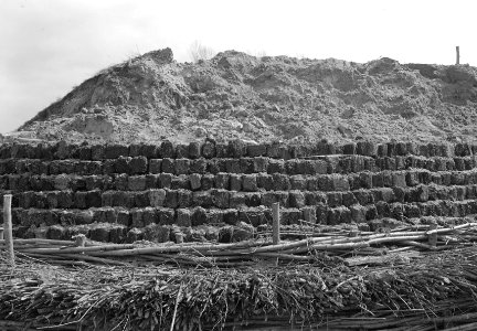 Graven en verbeteren van kanalen, aanleggen bruggen, boordvoorzieningen, turf, Bestanddeelnr 160-0594