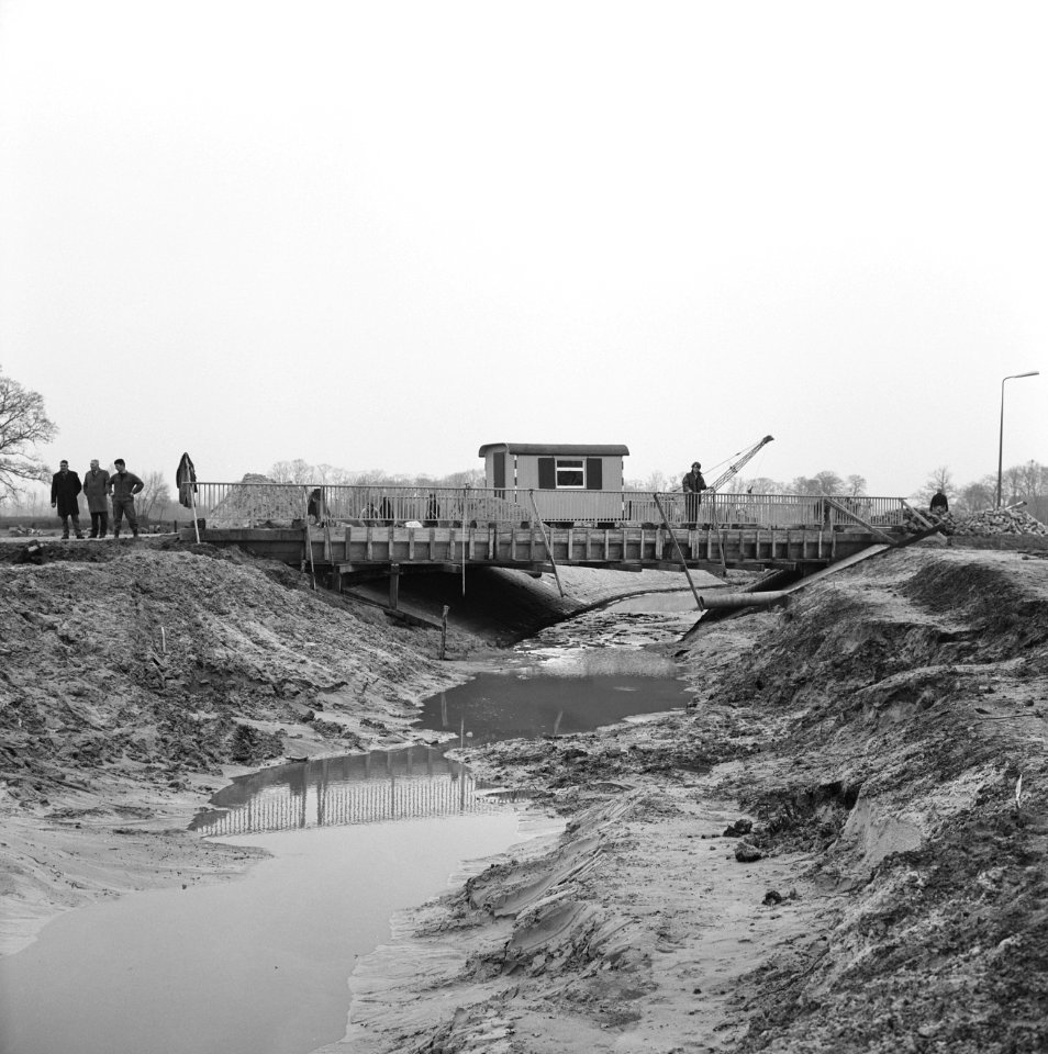 Graven, verbeteren, kanalen, bruggenaanleg, waterschappen, de regge, Bestanddeelnr 168-0356
