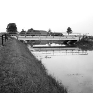 Graven en verbeteren van kanalen, aanleggen bruggen, bruggen, oude ijssel, keize, Bestanddeelnr 160-0830