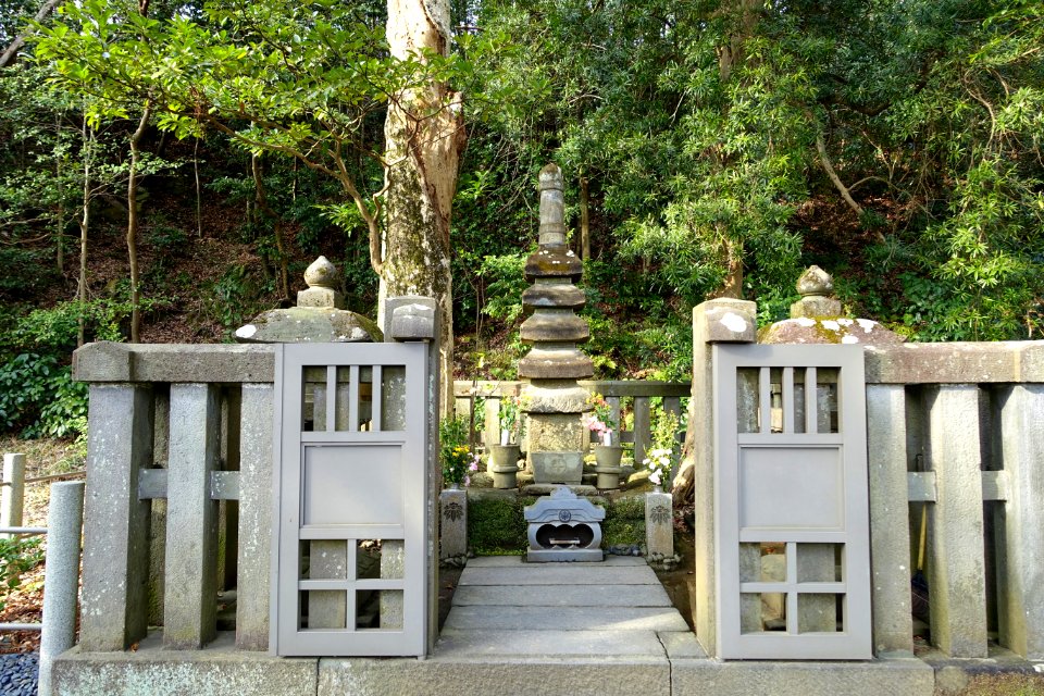 Grave - Minamoto no Yoritomo tomb - Kamakura, Kanagawa, Japan - DSC08385