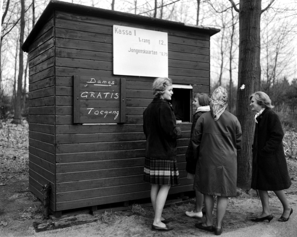 Gratis kijken bij de Graafschap , geen entree voor vrouwelijke toeschouwers, Bestanddeelnr 914-9880