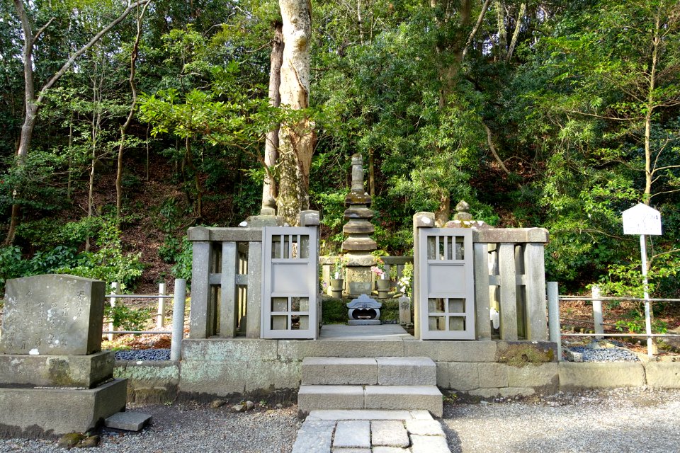Grave - Minamoto no Yoritomo tomb - Kamakura, Kanagawa, Japan - DSC08384