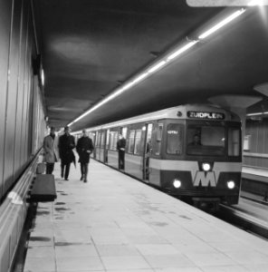 Gratis in metro in Rotterdam. Drukte op het Beursstation. Oefening bij de kaartj, Bestanddeelnr 920-9634