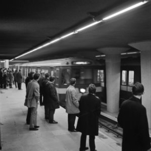 Gratis in metro in Rotterdam. Drukte op het Beursstation. Oefening bij de kaartj, Bestanddeelnr 920-9630
