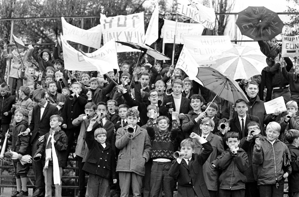 Gratis plaatsje op staantribune voor de jongelui met toeter en spandoek, Bestanddeelnr 919-7081