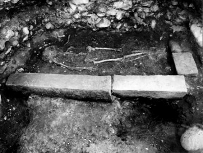 Grav 67, skelett in situ. Marion - SMVK - C01345