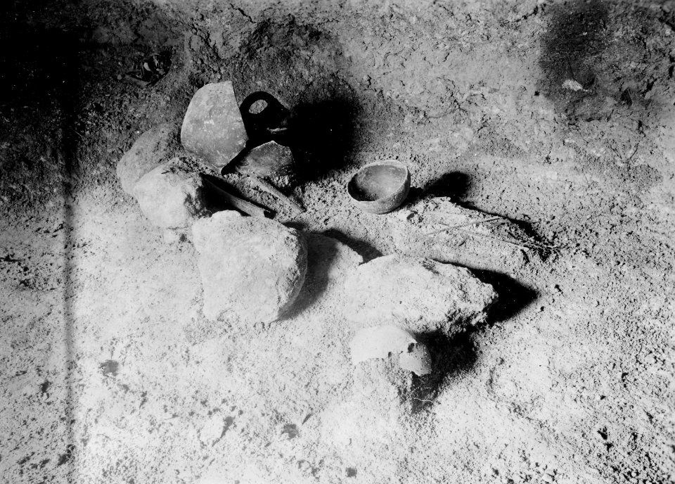 Grav 317, interiör. Lapithos - SMVK - C00412