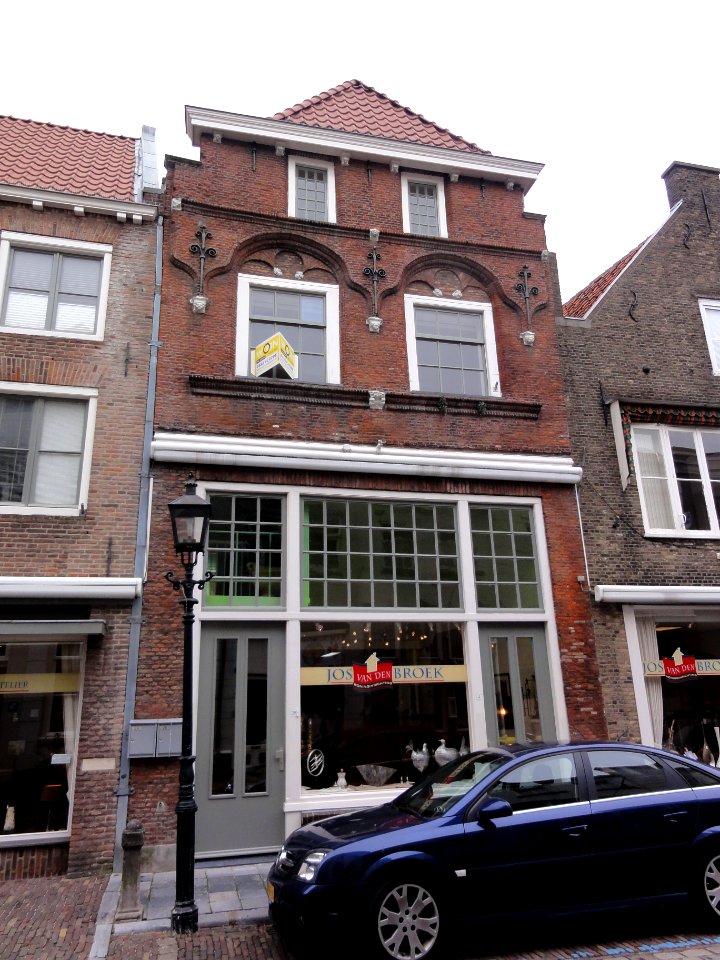 Grave Rijksmonument 17217 Brugstraat 2A,B en 4