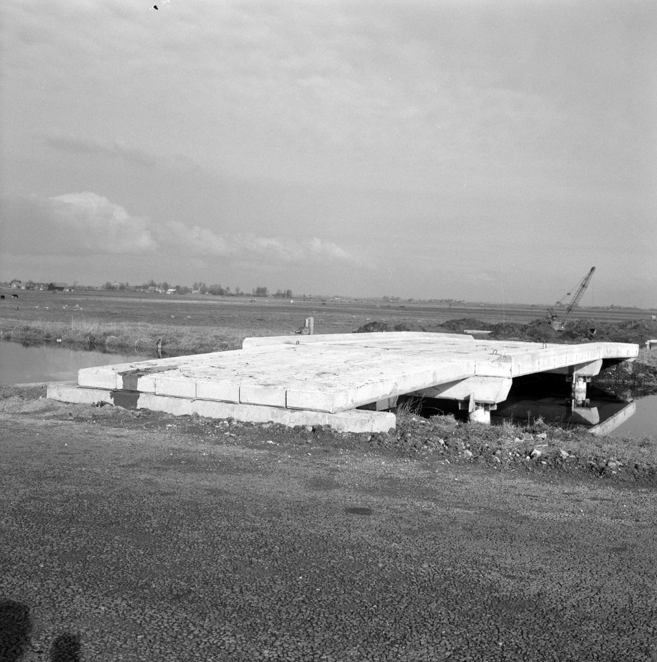 Graven en verbeteren van kanalen, aanleggen bruggen, bruggen, landbouw, werkzaam, Bestanddeelnr 160-0842