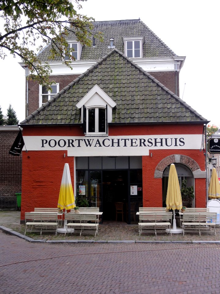 Grave Rijksmonument 17268 poortwachtershuis Maaskade 14