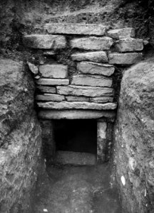 Grav 24, dromos med öppnad port. Amathus. Agios Tychos - SMVK - C02309