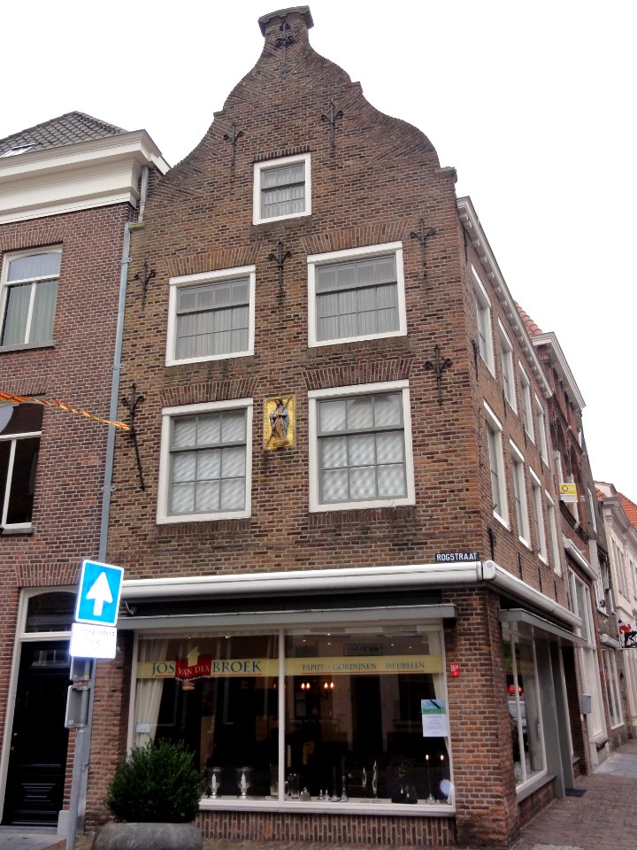 Grave Rijksmonument 17293 Brugstraat 2 Rogstraatzijde