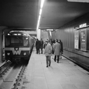Gratis in metro in Rotterdam. Drukte op het Beursstation. Oefening bij de kaartj, Bestanddeelnr 920-9629