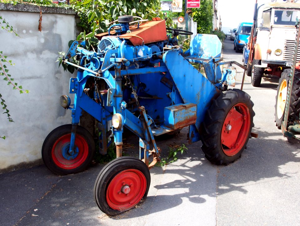 Grape-vine tractor pic-002