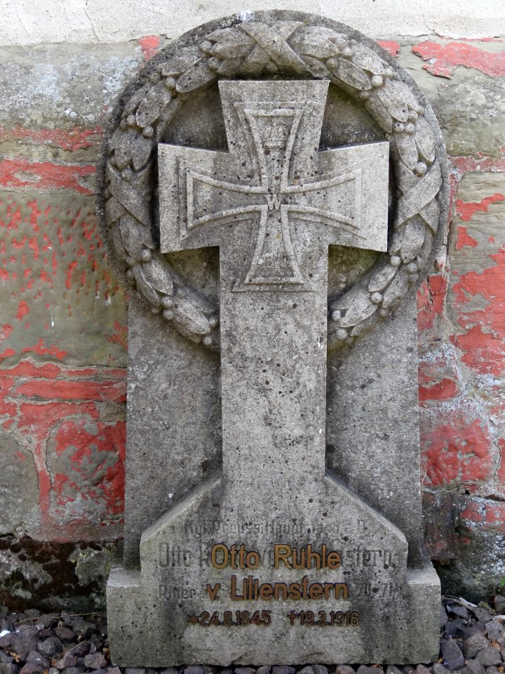 Grave stone church Bedheim 3