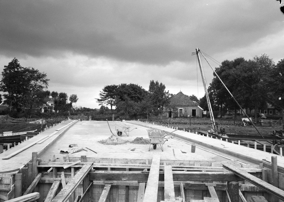 Graven en verbeteren van kanalen, aanleggen bruggen, beton, Bestanddeelnr 160-0756