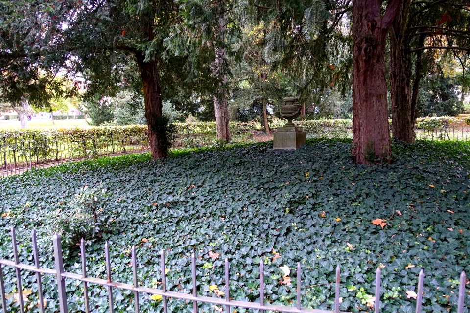 Grave of the Great Landgräfin Caroline - Herrngarten, Darmstadt, Germany - DSC09776